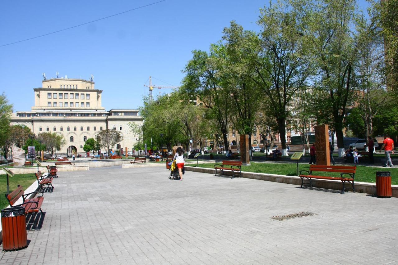 Vernisaj Apt At Republic Square & Ruben Tours Yerevan Exterior photo